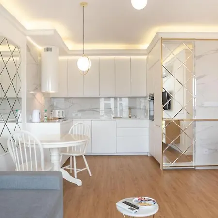 Golden Prestige With Parking In Bemowo Varsavia